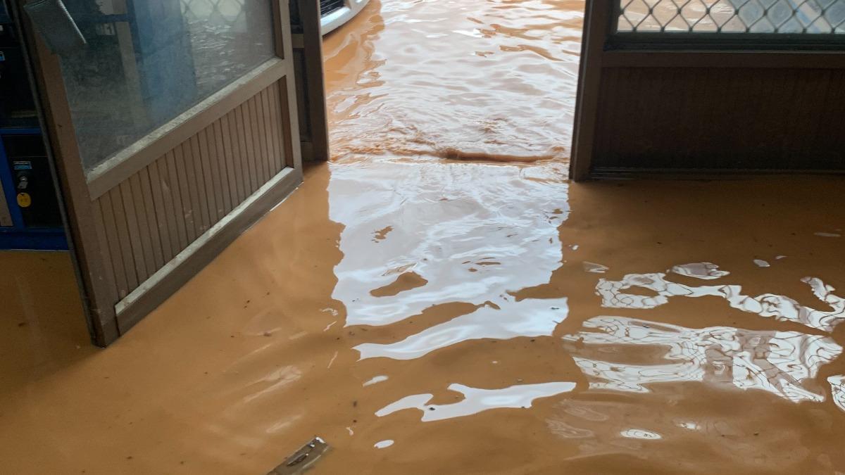 暴雨狂灌金門成汪洋！民宅1週淹3次　全身濕透員警徒手清水溝