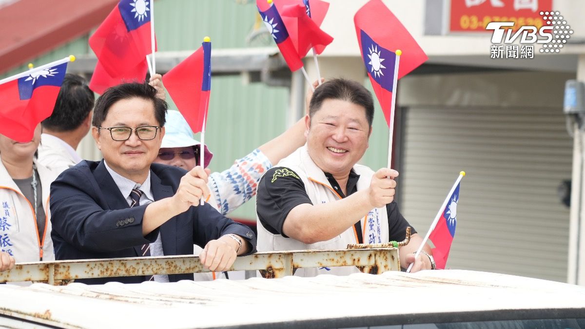挺罷傅！童子賢合體張峻車掃　喊「花蓮政壇水流不動就變髒污」