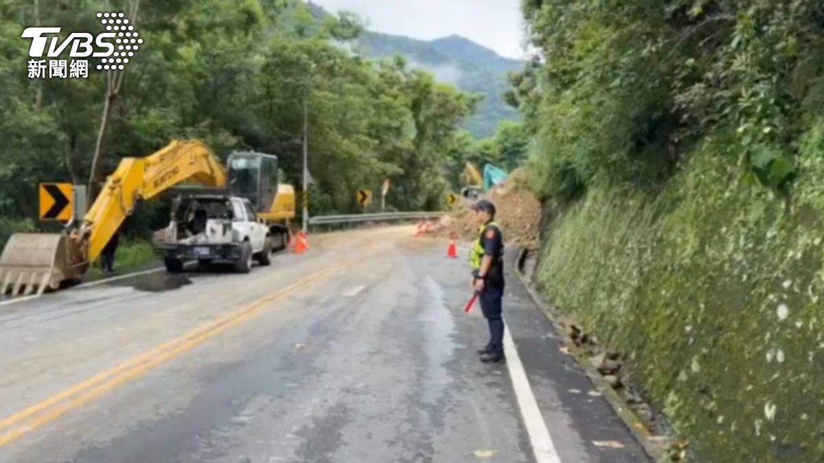 用路人注意！台30線大量落石坍方斷交通　單線雙向通行