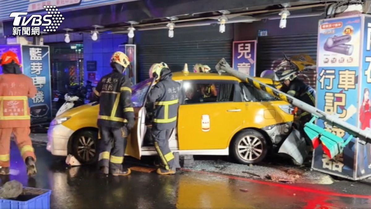 運將違規左轉釀禍！計程車被灑水車攔腰撞　46歲男乘客身亡