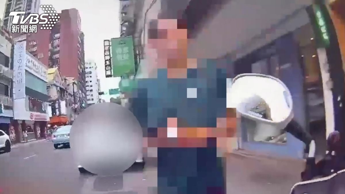 男子質疑警員開單標準，辱警有牌流氓被法辦。（圖／TVBS）