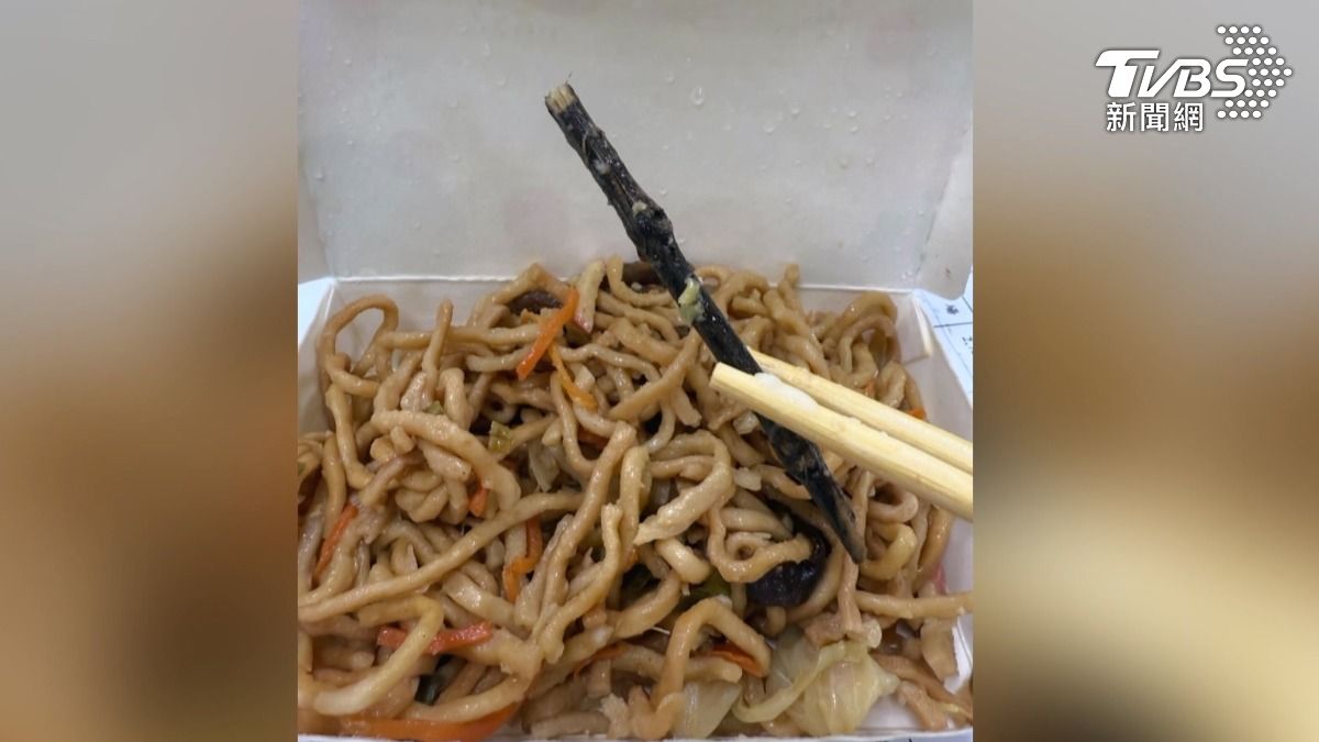 自助餐推「樹枝意麵」？　意麵竟出現6cm樹枝 　業者致歉