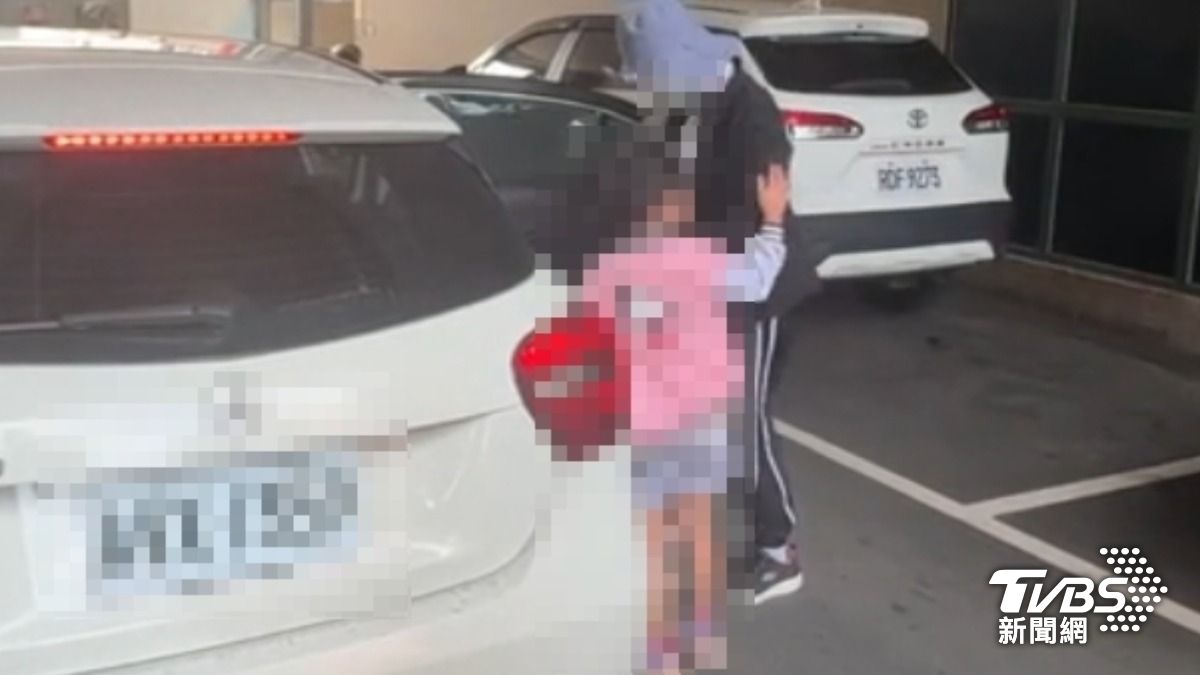 別難過！兒遭遇車劫　孫女輕拍奶奶安慰