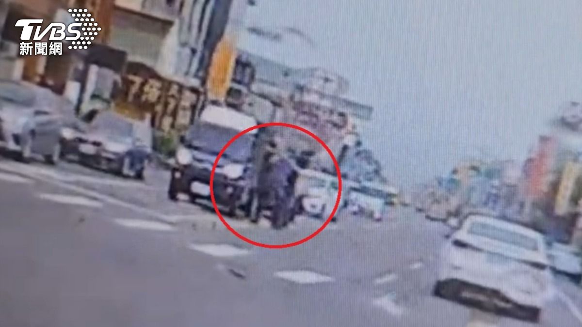 宜蘭街頭全武行！貨車司機爭道引戰　持熱融膠條互毆