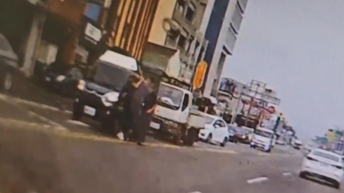2貨車駕駛路口爭道爆衝突！男拿熱融膠條恐嚇　嚇壞路人