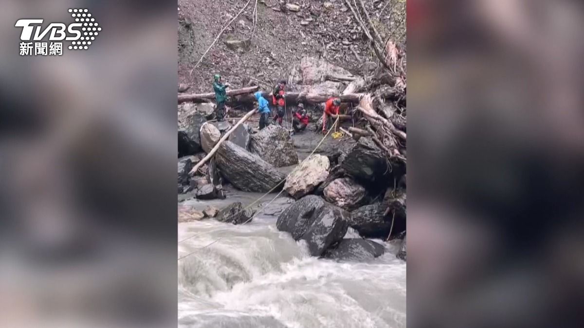 「溪水暴漲受困4天！16人登山團獲救　颱風惡劣環境下三度救援成功」