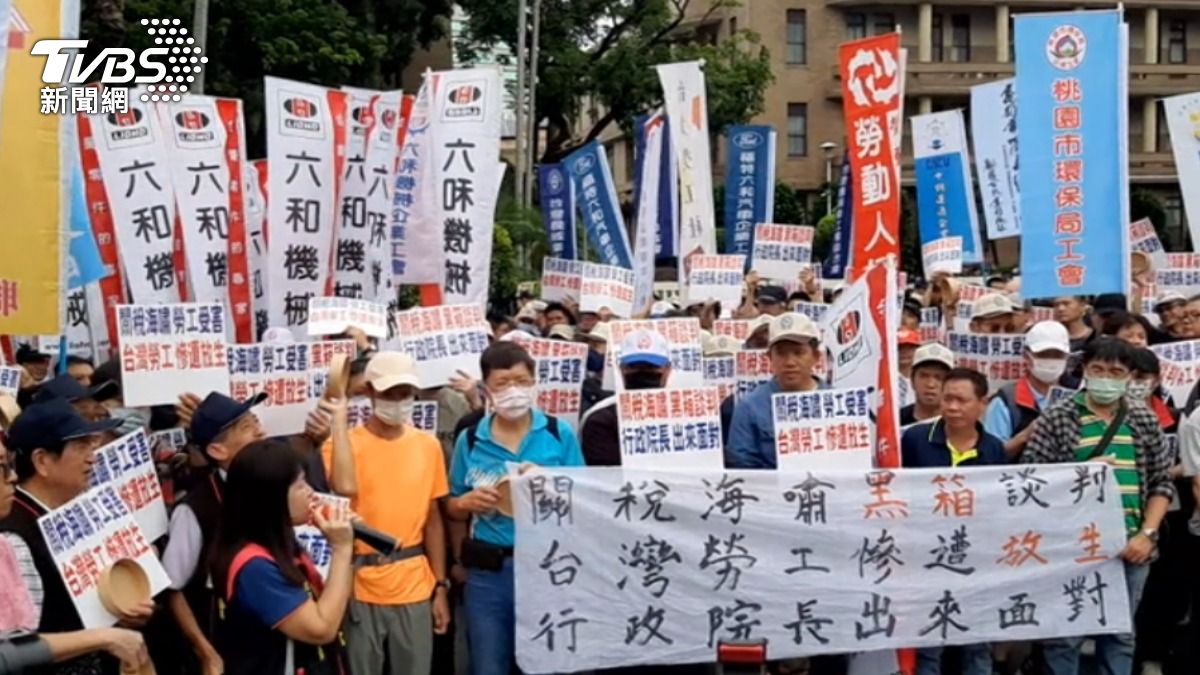 憂關稅衝擊工作權　500勞工包圍行政院丟碗