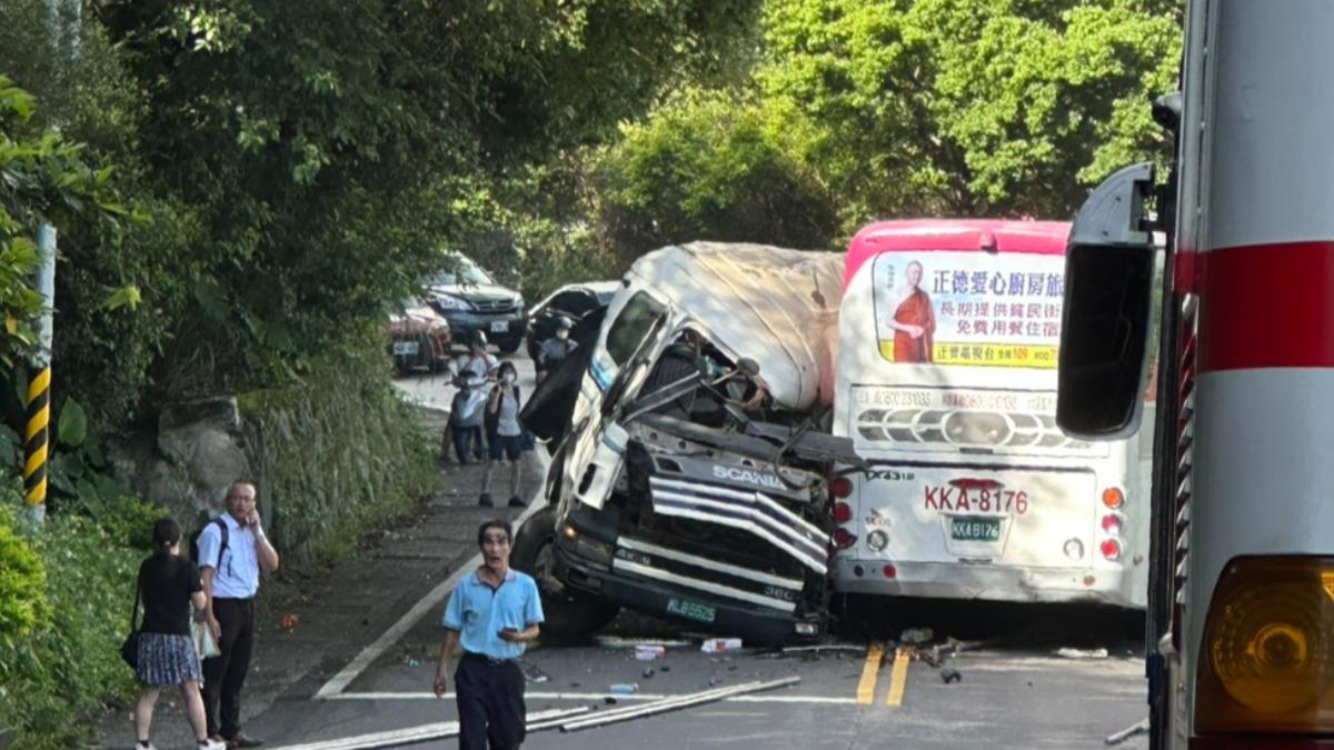 快訊／萬里嚴重車禍！砂石車、國光客運相撞　2人無生命跡象、20多人輕傷