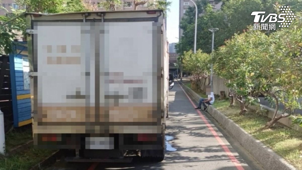 清晨卸貨釀禍！台中小貨車倒車輾行人　72歲翁沒心跳