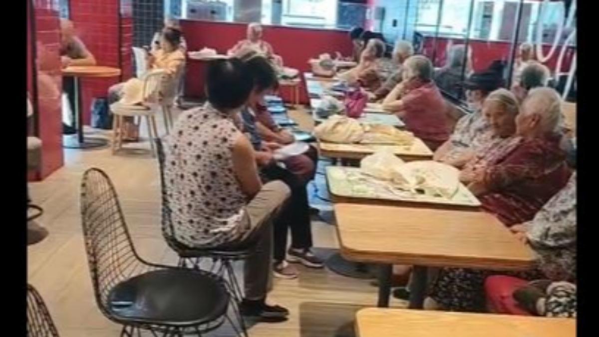 陸老人湧肯德基蹭免費冷氣！打牌、躺平睡覺畫面曝　店家無奈