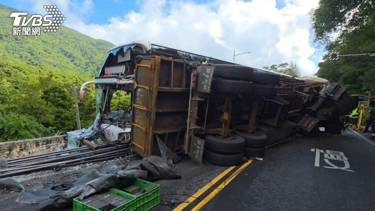 萬里死亡車禍原因曝！砂石車下坡打滑　越線猛撞國光客運