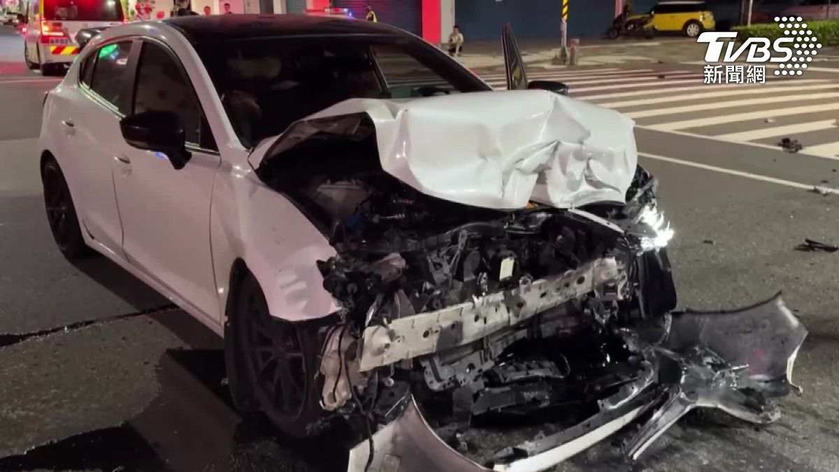 有片／車撞爛！闖紅燈猛撞轉三圈　高雄男駕駛認錯：煞不住