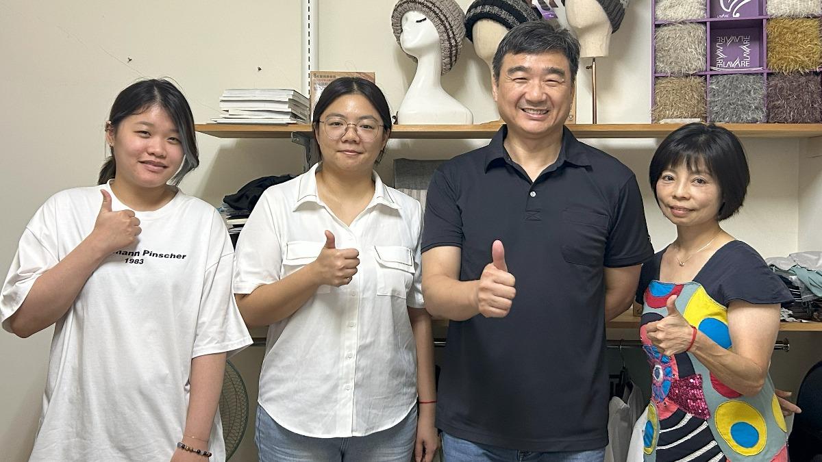 上比實業由熱愛登山、球類運動的陳詠霖（右2）與女兒陳盈呈（右3）共同創立，業務經理林庭安（右1）表示，上比早期供應太陽眼鏡、圍巾、手套等配件給本土美妝連鎖品牌，圖後牆上為當時風靡一時的魔術圍巾。（圖／