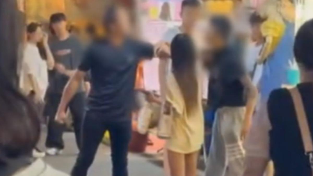湳雅夜市爆肢體衝突！年輕男咆哮揮拳　中年男反擊「秒制伏」