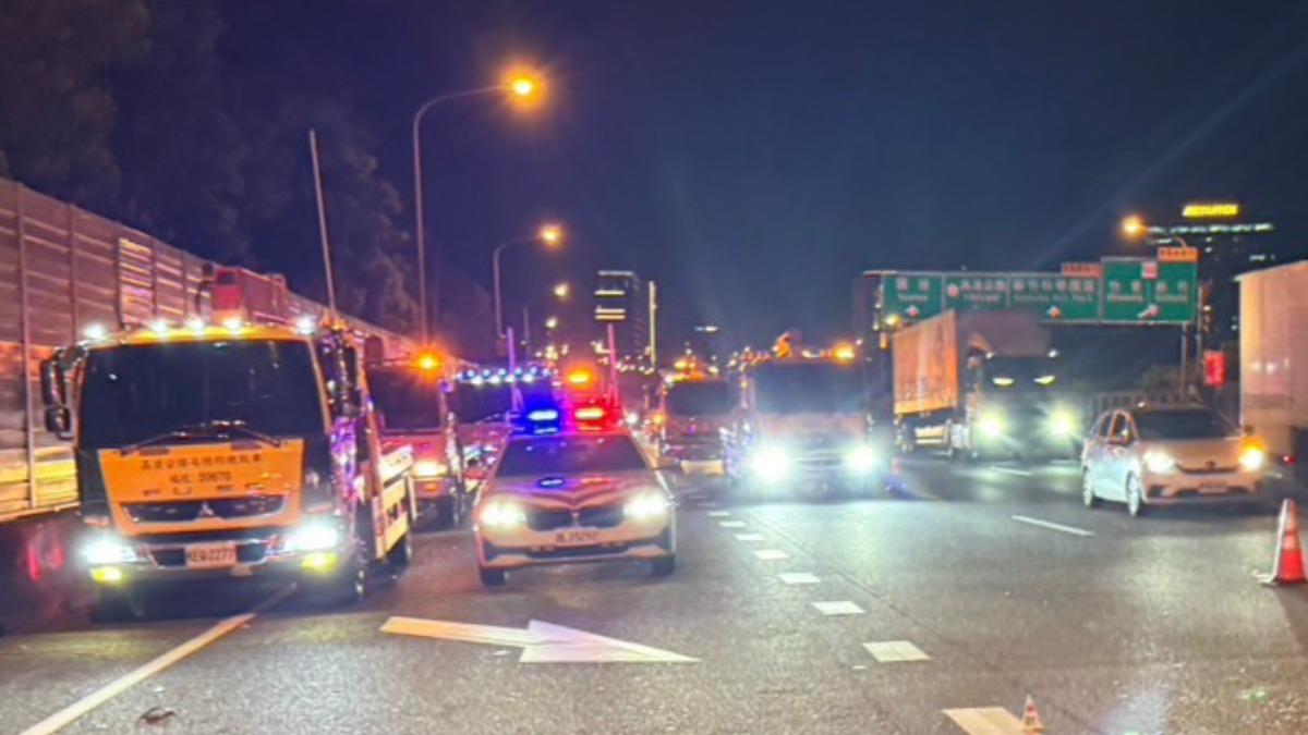 汽車駕駛突摔出車外　倒臥國道一號　遭8車輾過身亡　