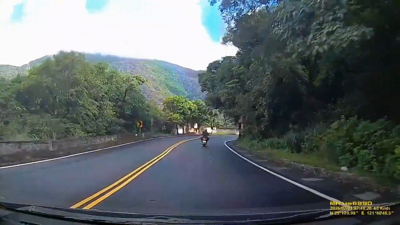 有片／一過彎就目擊萬里嚴重車禍　勇警急上客運救乘客、司機