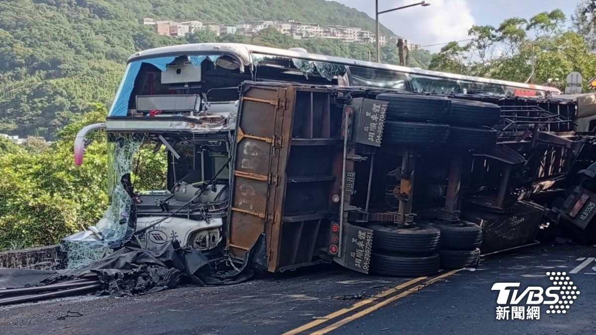 砂石車滿載「鋼條」！　過彎撞國光客運釀1死