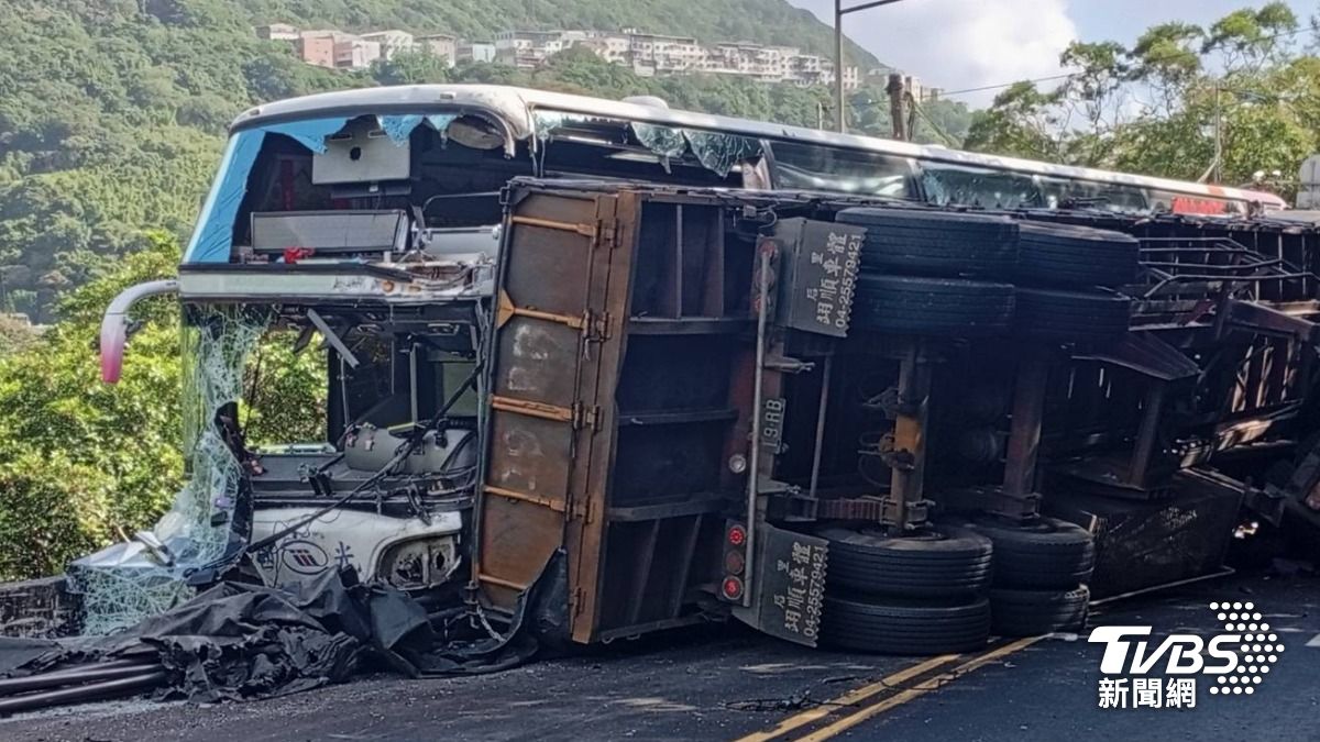 Fatal bus crash in New Taipei City kills one passenger