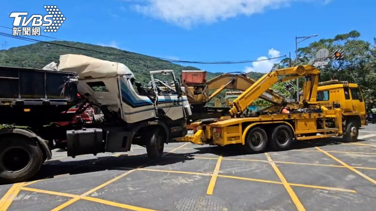 有片／萬里車禍瞬間畫面曝光！聯結車撞客運　機車騎士險遭殃