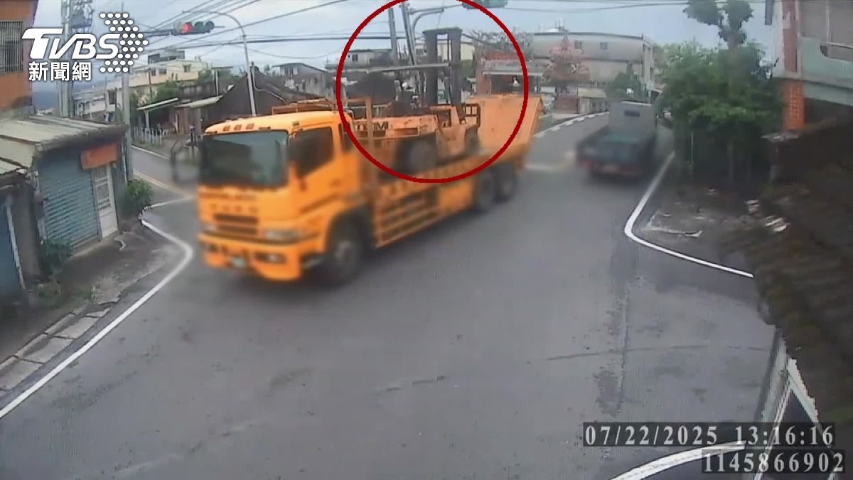 車載堆高機「升降軌勾電線」　燈桿傾斜倒塌　砸中路過貨車
