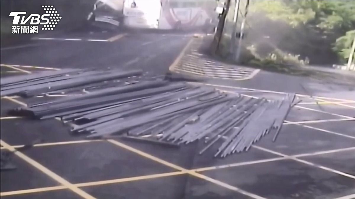 載鋼條失控撞客運釀1死！司機「來不及閃」　遭砂石車迎面衝撞