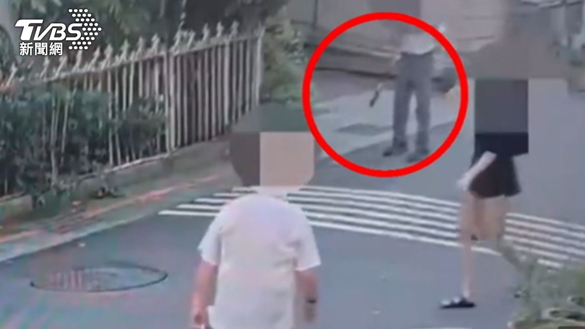 獨家／控1車位擠2輛車　害難通行　2男互毆持棒追