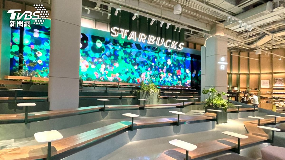 直擊／搶先逛Dream Plaza　全台最大星巴克「躺懶骨頭喝咖啡」