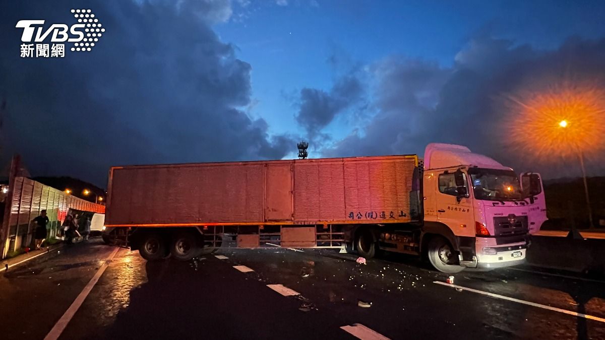 國道連環撞！聯結車打橫封路　引擎蓋掀、車頭凹一片狼藉