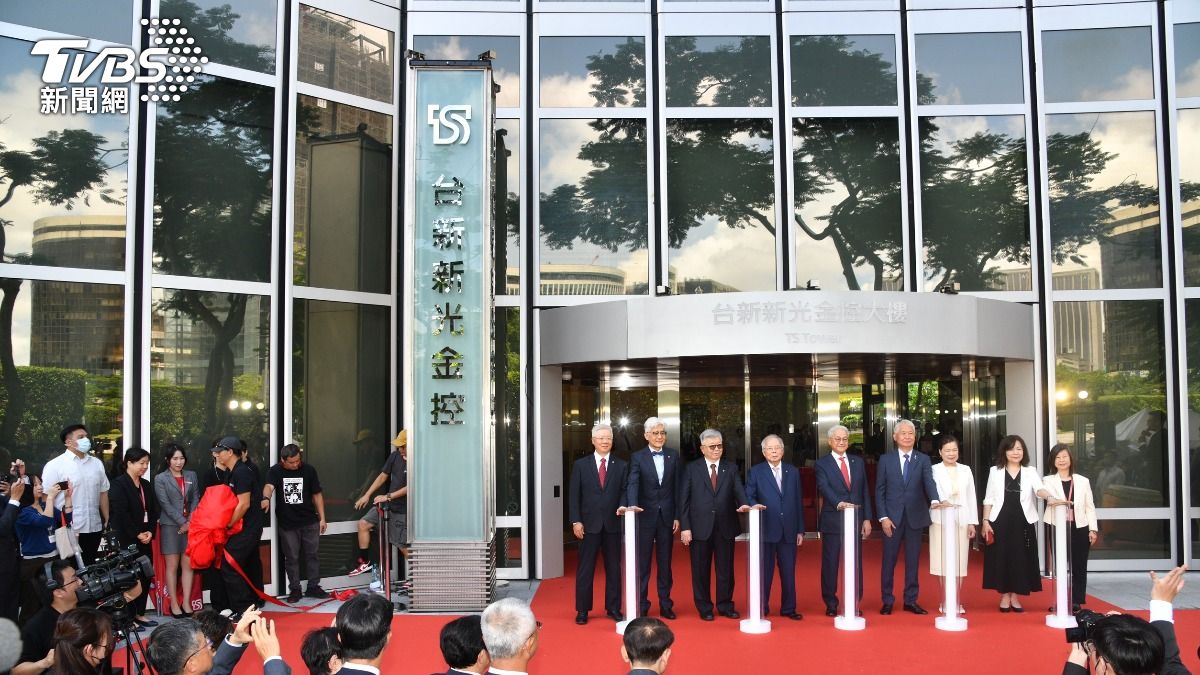台新新光正式揭牌！合併後「市值坐4望3」　總座這麼說