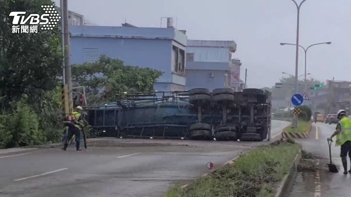 疑疲勞駕駛釀禍！水泥車自撞分隔島　失控側翻佔車道