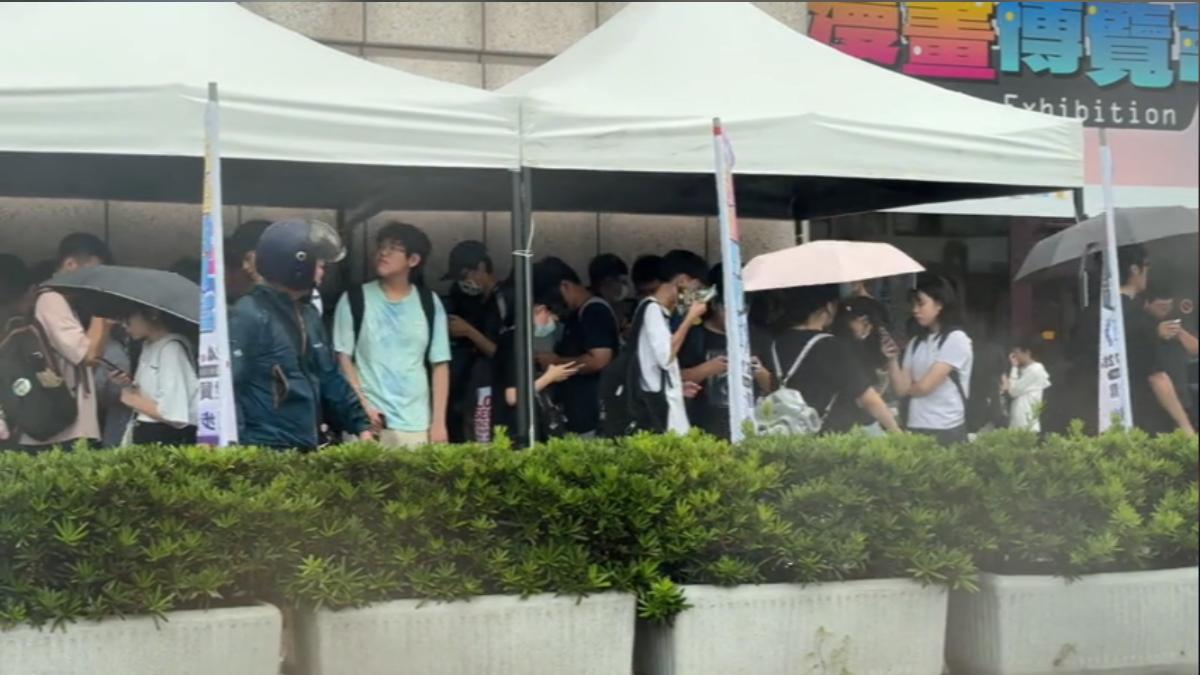 雨中夜排前胸貼後背！　漫博展場狂奔搶周邊　限量福袋估3天售罄