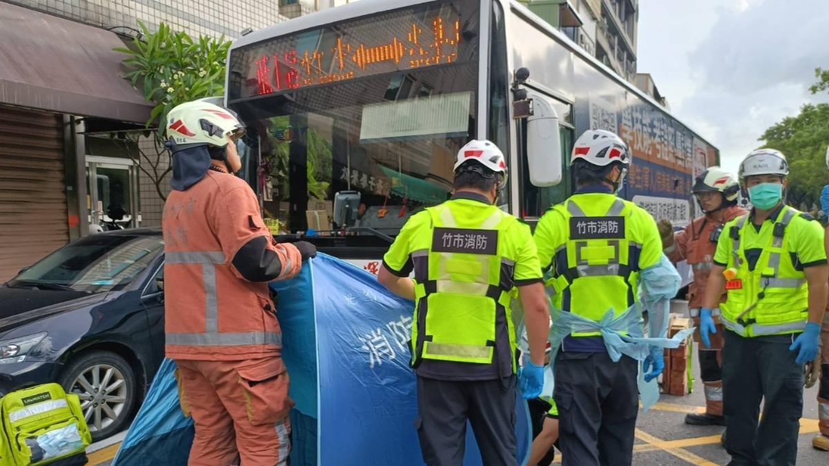 疑遭迴轉汽車嚇到！新竹男騎士自摔遭公車爆頭輾斃　血濺一地