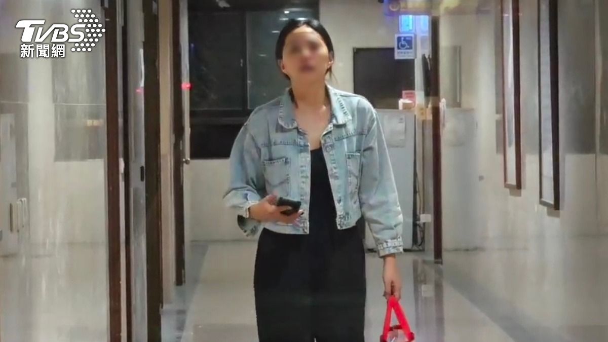 死者的妻子至北檢接受複訊後孤身一人再打電話聯絡丈夫後事。（圖／TVBS）