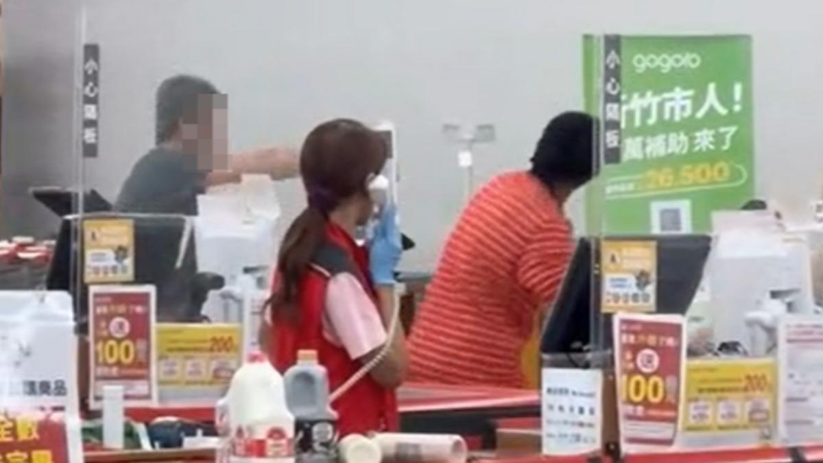 賣場變格鬥場！結帳等太久開嗆　新竹兩男飆罵揮拳肉搏