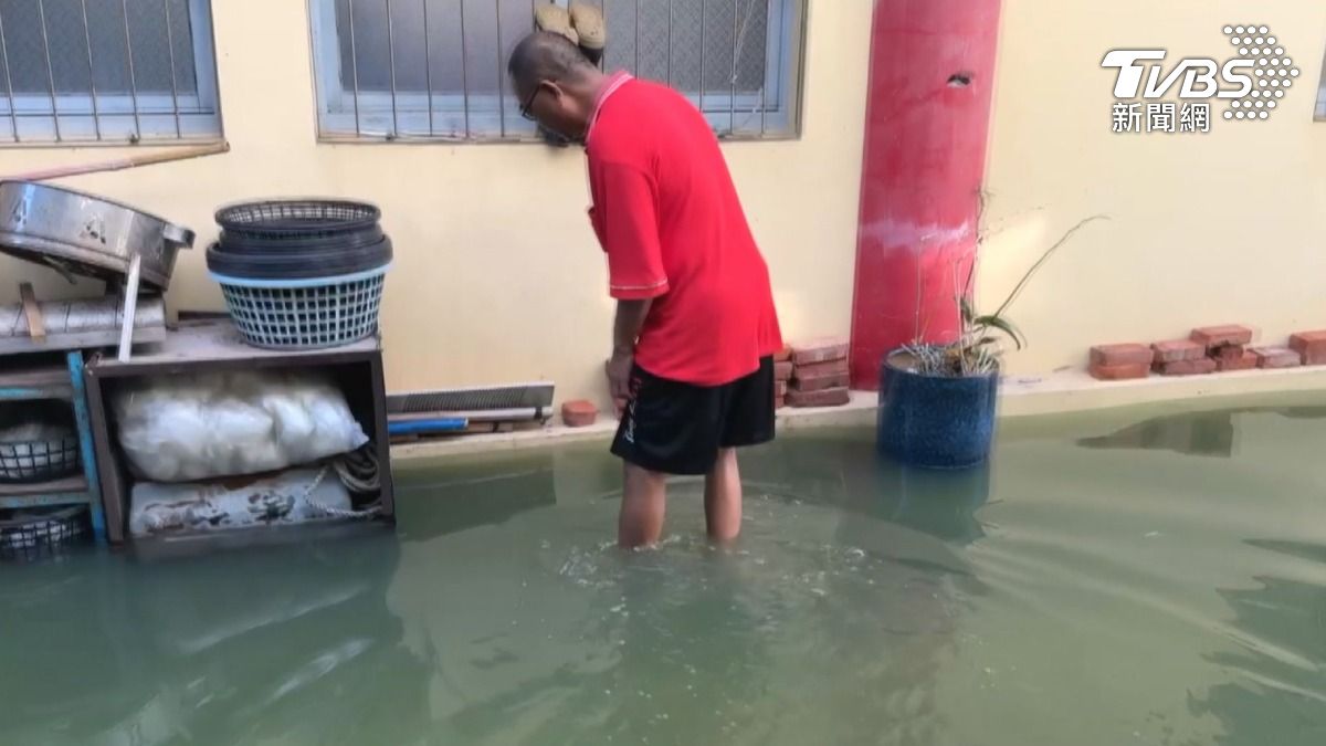 茄萣區水淹小腿肚　民眾涉水上班課　店家怨生意難做