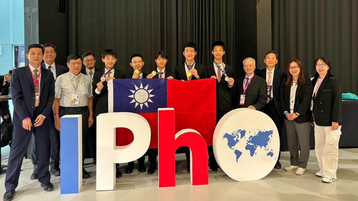 Taiwan students excel at world physics olympiad in France
