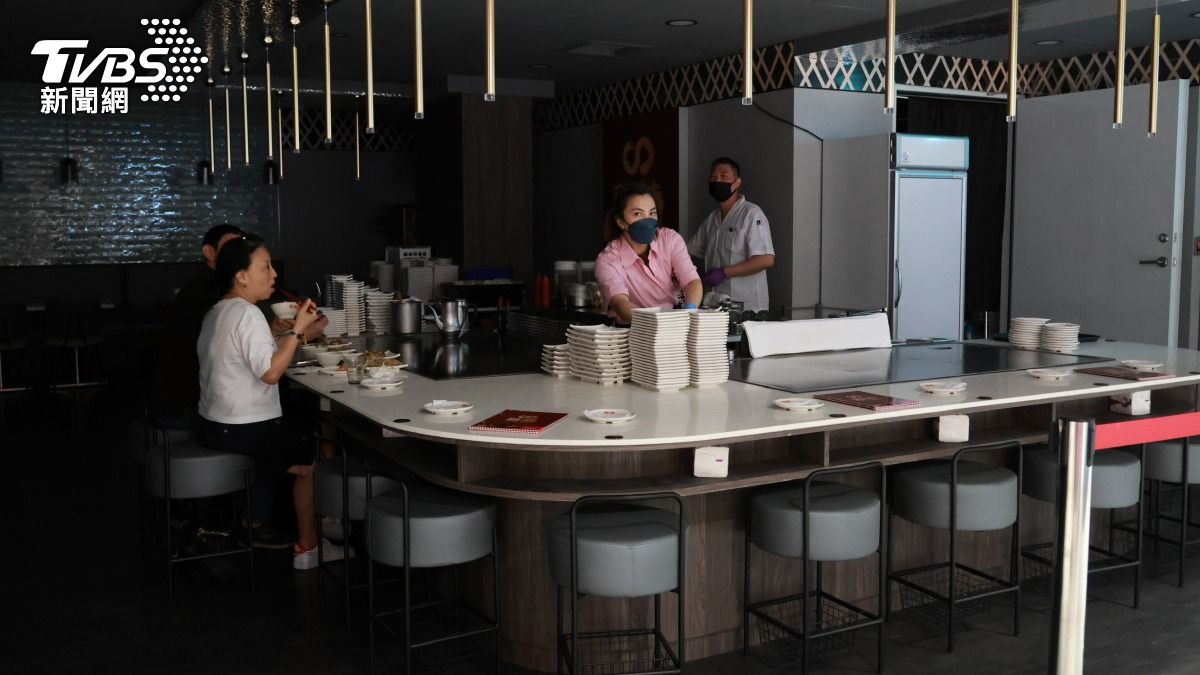 快訊／開幕第一天！信義區Dream Plaza跳電　民眾摸黑用餐