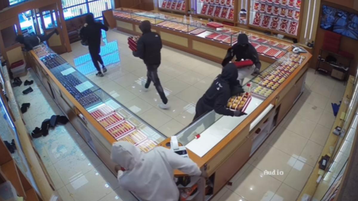 快閃搶劫只花2分鐘！　加州珠寶店損失百萬 1嫌落網