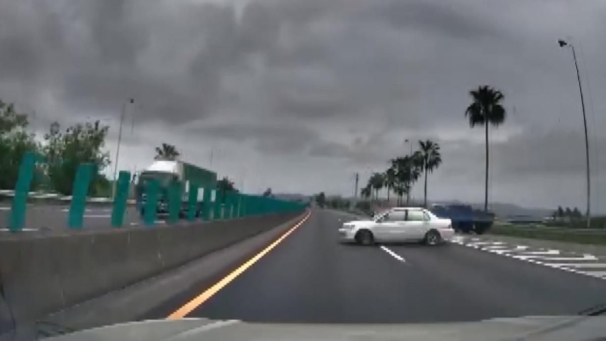 這款天兵駕駛「國道大迴轉」！　小客車對撞　8旬翁無照上路