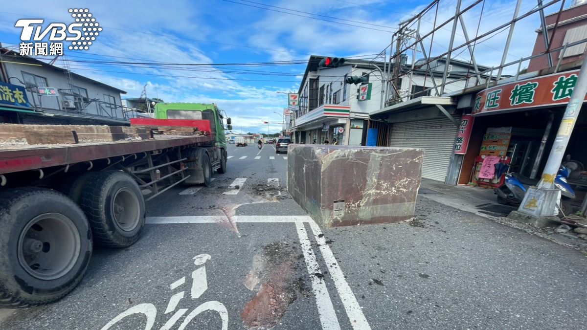 巨石驚魂！曳引車急煞「22噸大理石」滑落　滾半圈險砸車