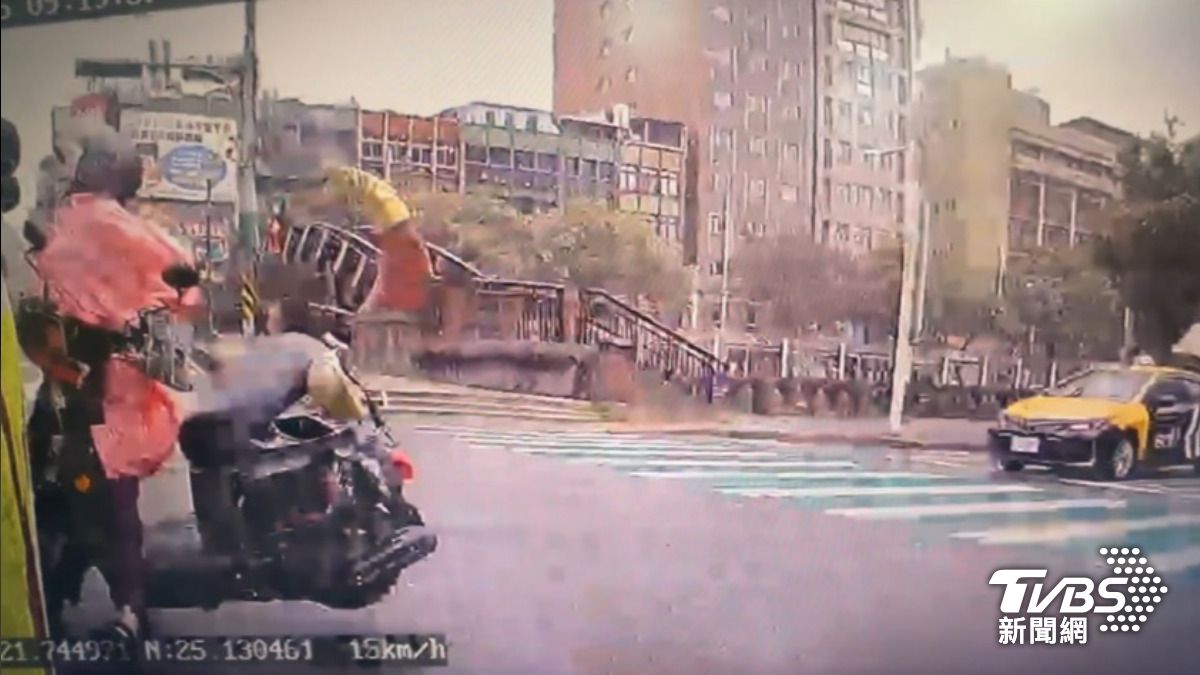 得不嘗失！救護車「救人反被機車撞」　騎士受傷又吃罰單