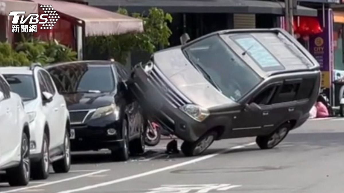 開車「騎上」路邊車！休旅車疊羅漢懸空　駕駛：打噴嚏分心
