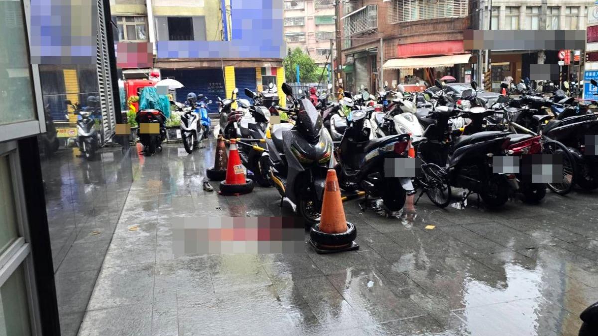 事發現場地上還留有些許血跡。（圖／翻攝畫面）