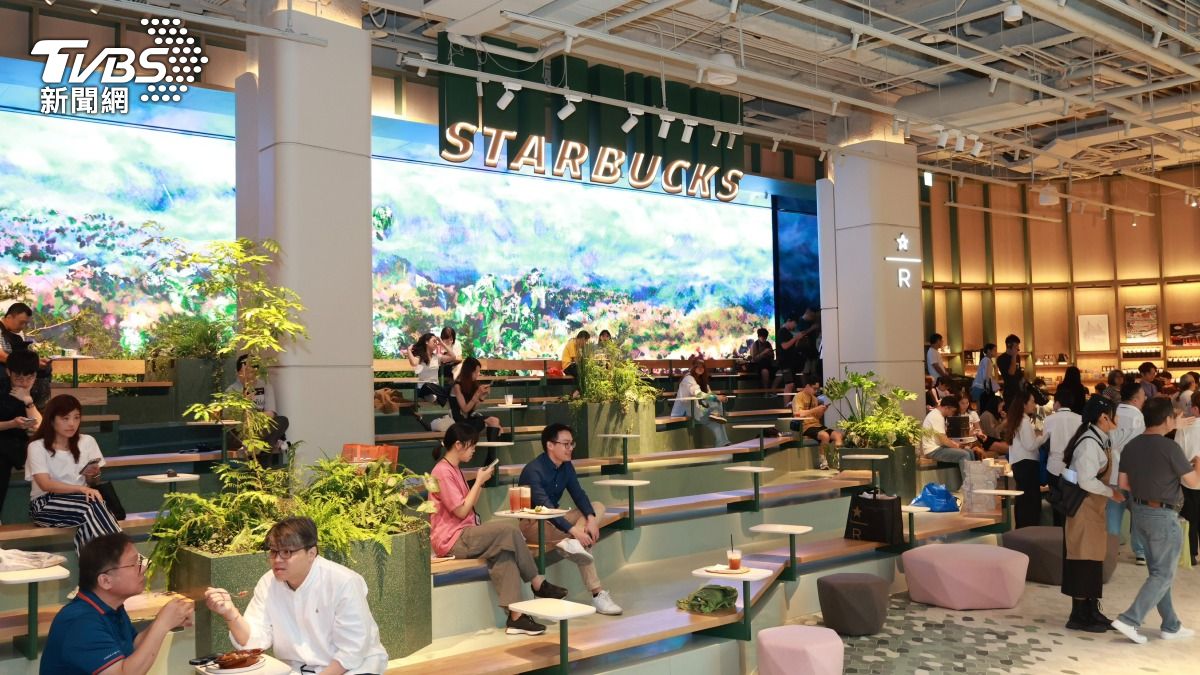 Dream Plaza星巴克旗艦店開幕湧人潮　入內先掃碼抽號