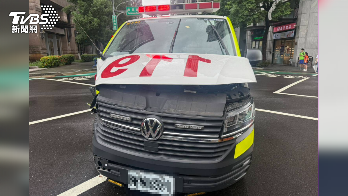 有片／桃園救護車遭小貨車猛撞！右車頭被削平4人送醫