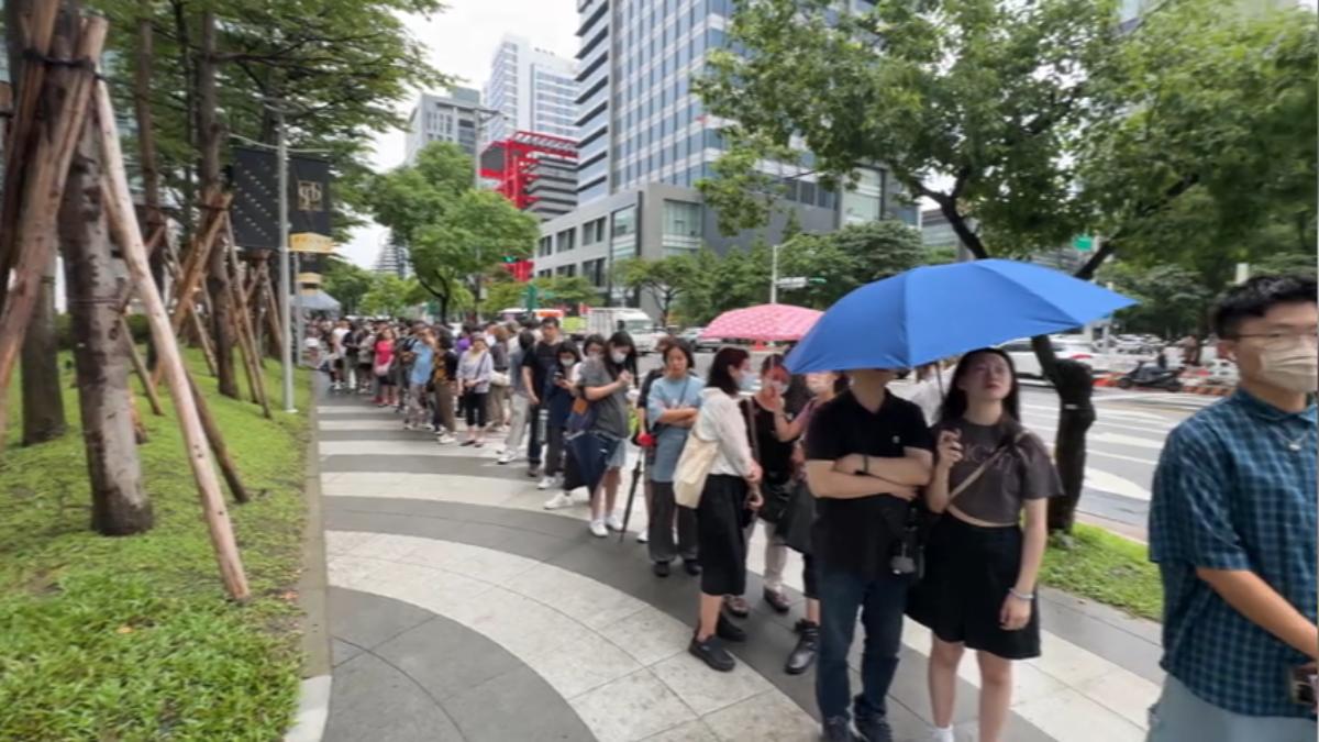 統一Dream Plaza開幕！　破千民眾冒雨搶逛