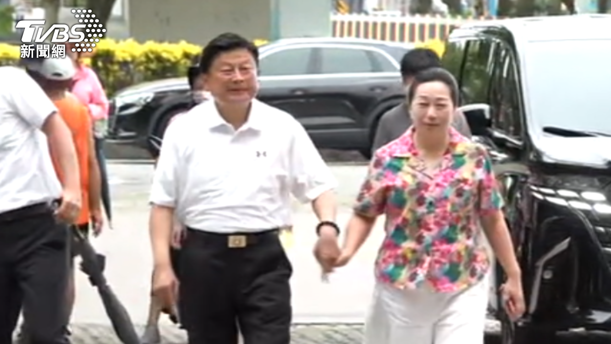 傅崐萁夫婦牽手投票喊話「渴望平靜」　捐款爭議槓童子賢避談