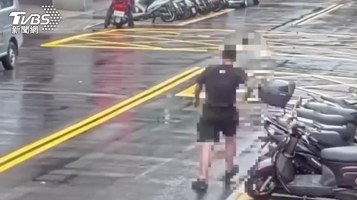 西門商圈黑衣男買iPhone　趁店員準備刷卡搶了就跑