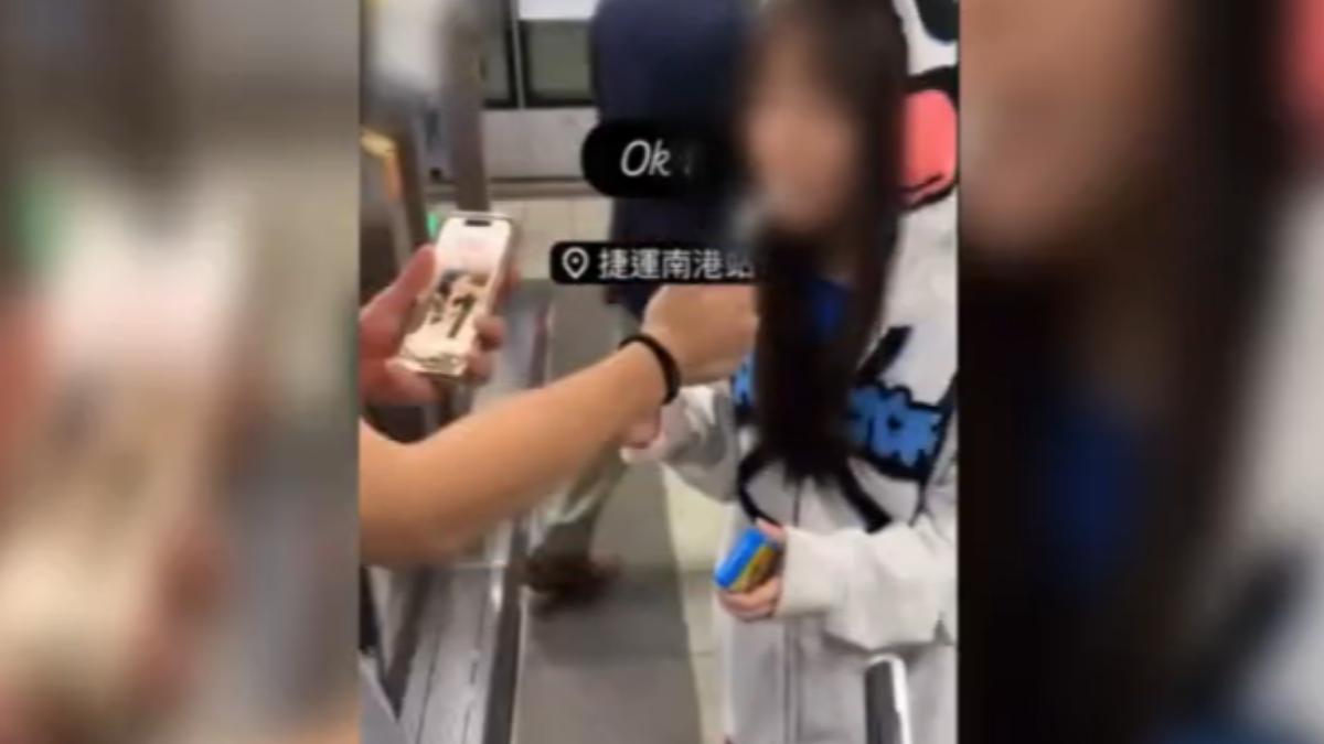 北捷月台大膽「點菸踩熄」　年輕男女逃票惡搞高鐵、捷運引眾怒