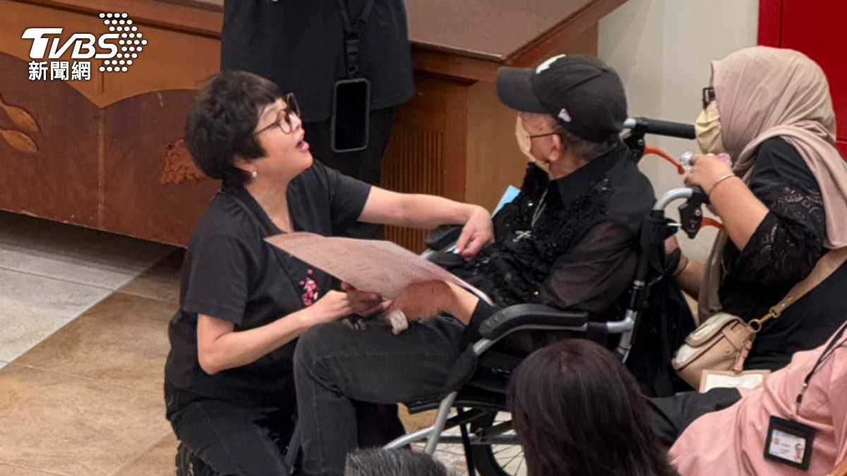 92歲林沖病逝!「瘦皮猴歌王」坐輪椅追悼痛哭 紀寶如緊擁安慰│TVBS新聞網